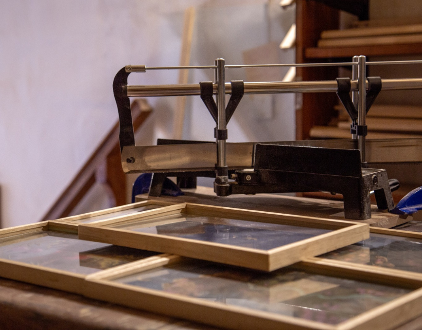 Taller de enmarcación artesanal en La Hora Azul